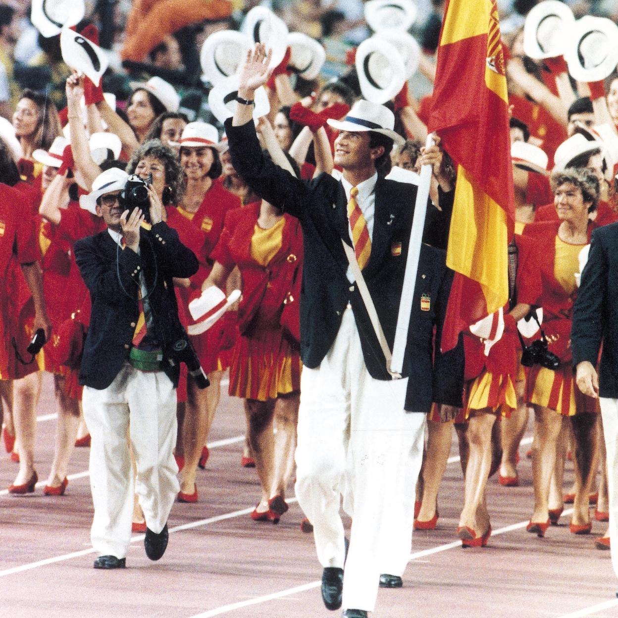 Felipe VI como abanderado en Barcelona 92./José García-archivo abc