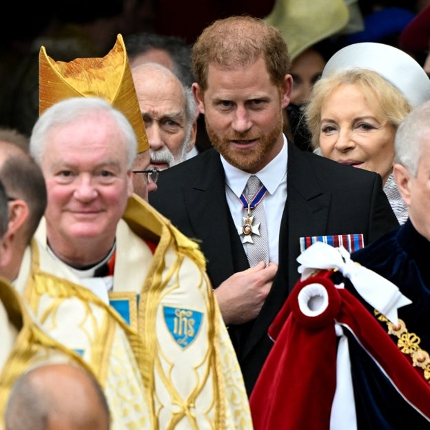 El príncipe Harry durante la coronación de su padre. 