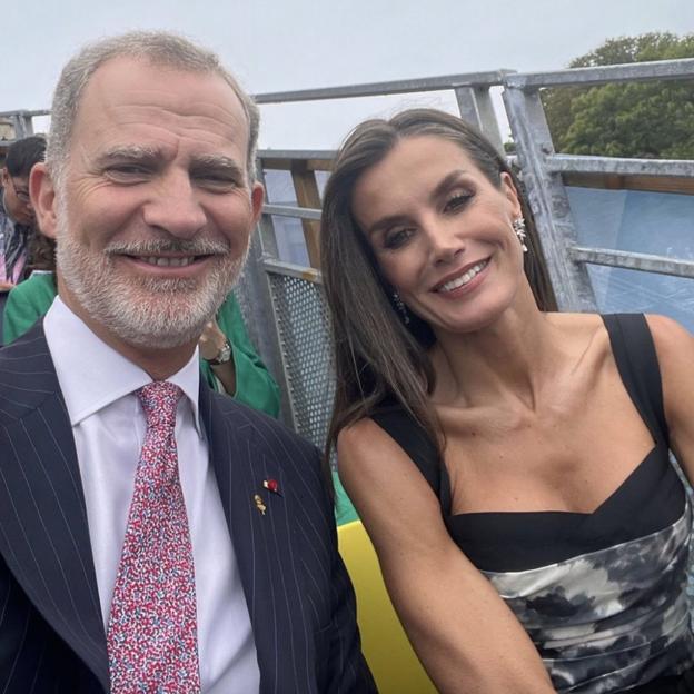 Cónclave royal en los JJOO de París: Letizia bajo la lluvia, reinas con poncho de plástico y el misterio del paraguas desaparecido