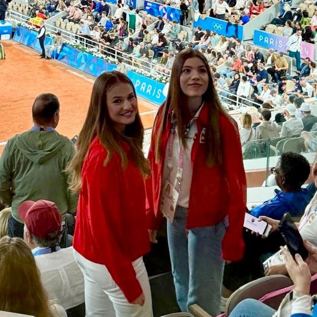 La princesa Leonor y la infanta Sofía durante el partido de tenis.