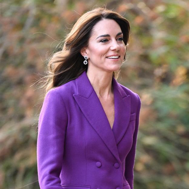 El estilo de Kate Middleton, la mejor heredera de Lady Di con sus icónicas blazers bicolor, faldas plisadas y jeans con zapatillas