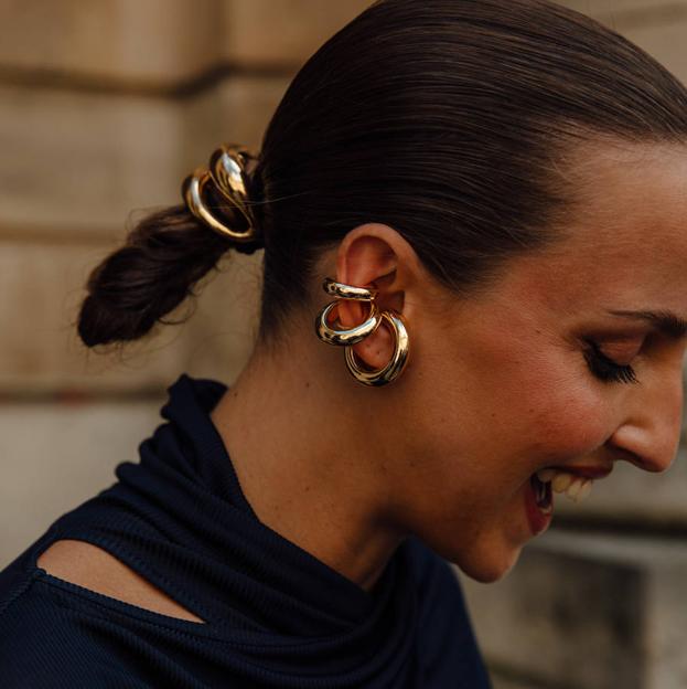 Pony cuff, el accesorio de pelo más elegante del street style que llevan las mujeres con clase