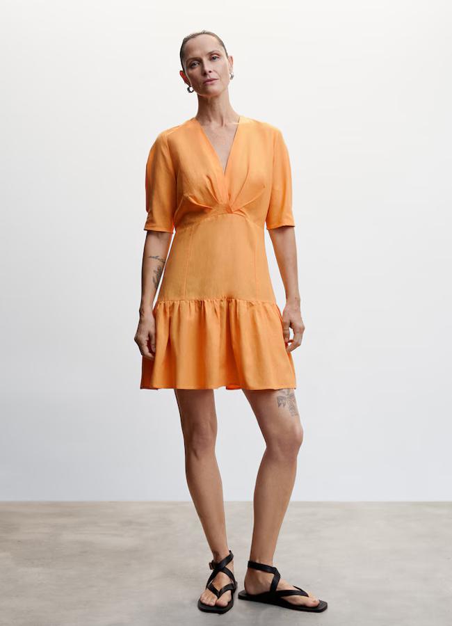 Vestido corto en naranja de Mango Outlet.