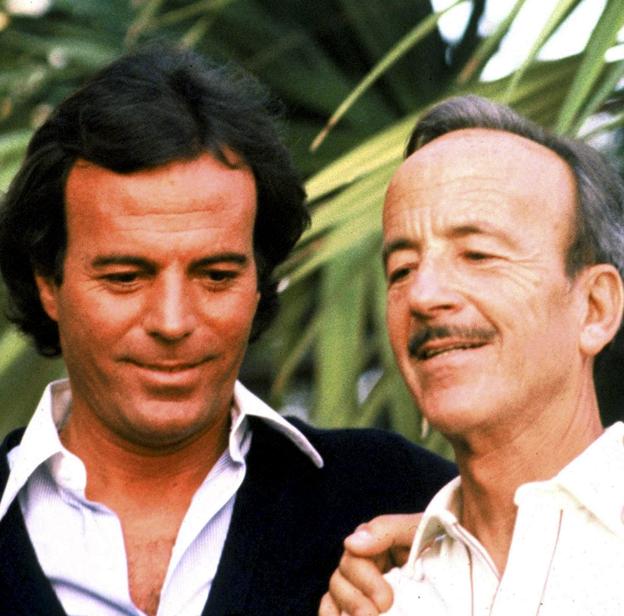 Julio Iglesias junto a su padre, el recordado Papuchi. 