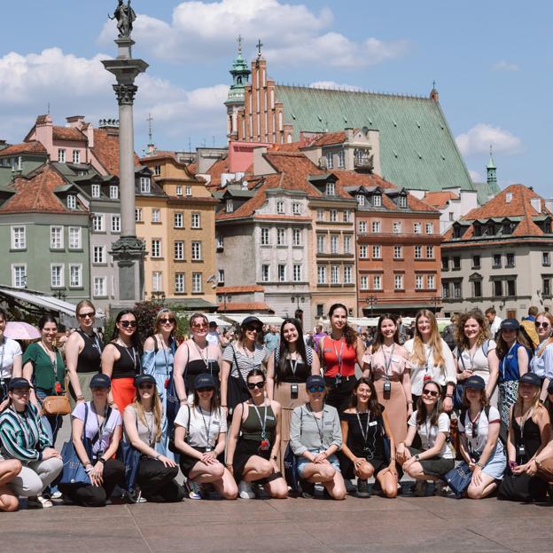 Las participantes de la escuela de verano durante una visita cultural al centro de Varsovia.