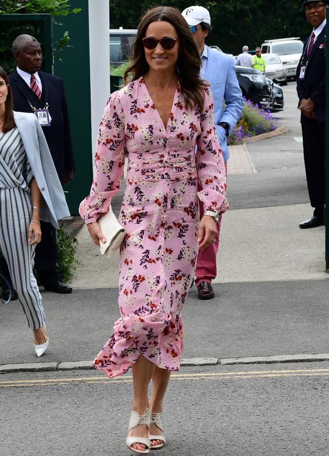 Pippa Middleton con un vestido rosa floral print. / GTRES