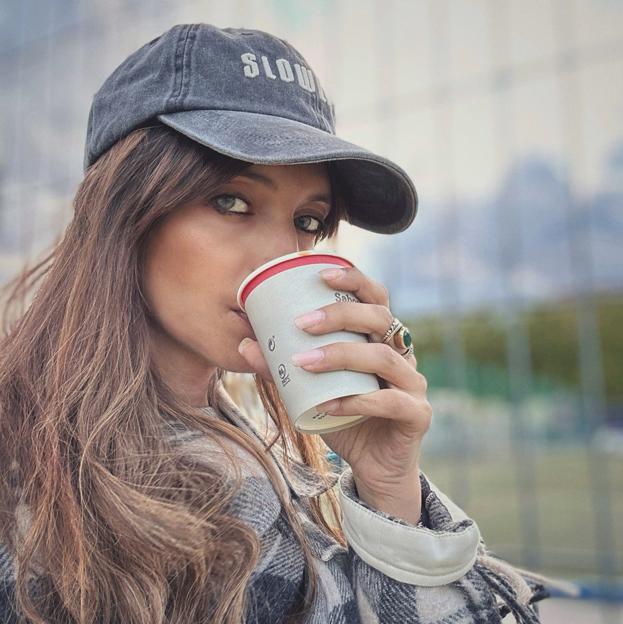 Sara Carbonero tomando una bebida en la calle. 