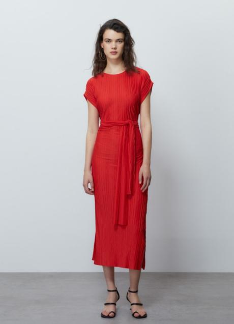 Vestido rojo de Sfera (13,99 euros)