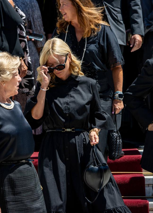 Marie-Chantal con un bolso negro en forma de corazón. / GTRES