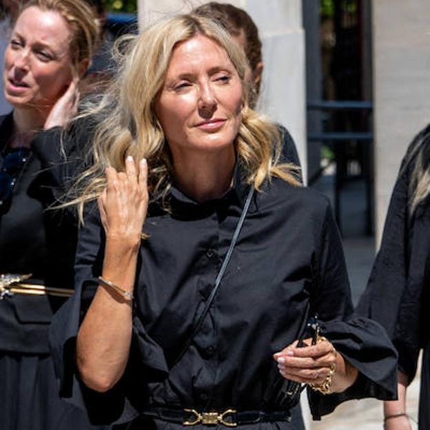 El elegante look de Marie-Chantal Miller en el funeral de Miguel de Grecia: mules de tacón sensato y el vestido camisero negro perfecto