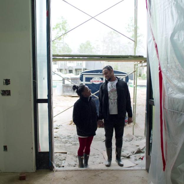 Biles y Owens visitando las obras de su nueva casa en Houston. 