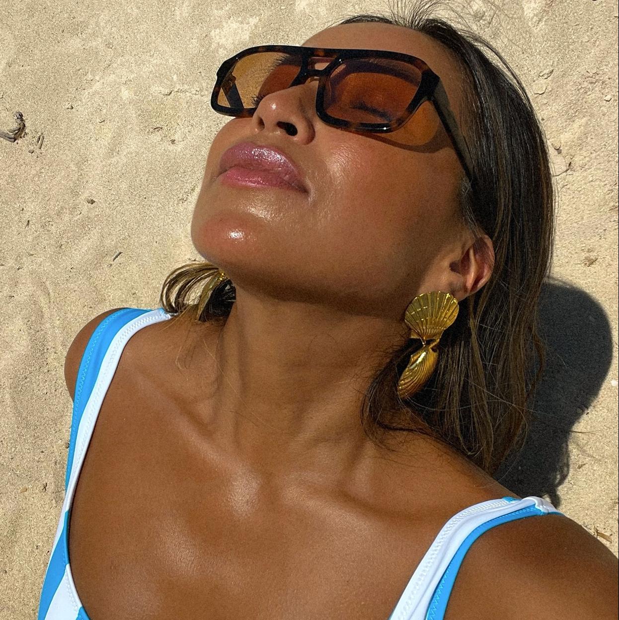 Una influencer con la piel bronceada./@sincerelyjules