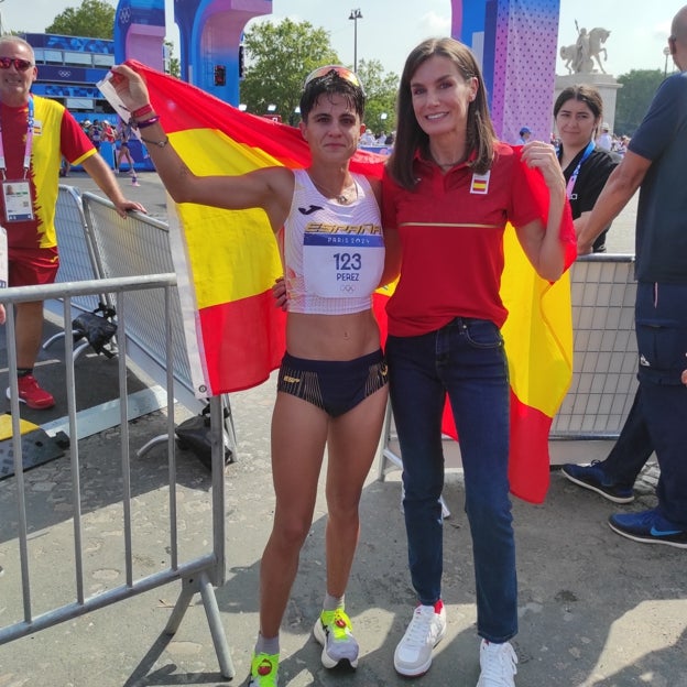 La reina Letizia posa junto a María Pérez tras ganas una medalla de plata en marcha.