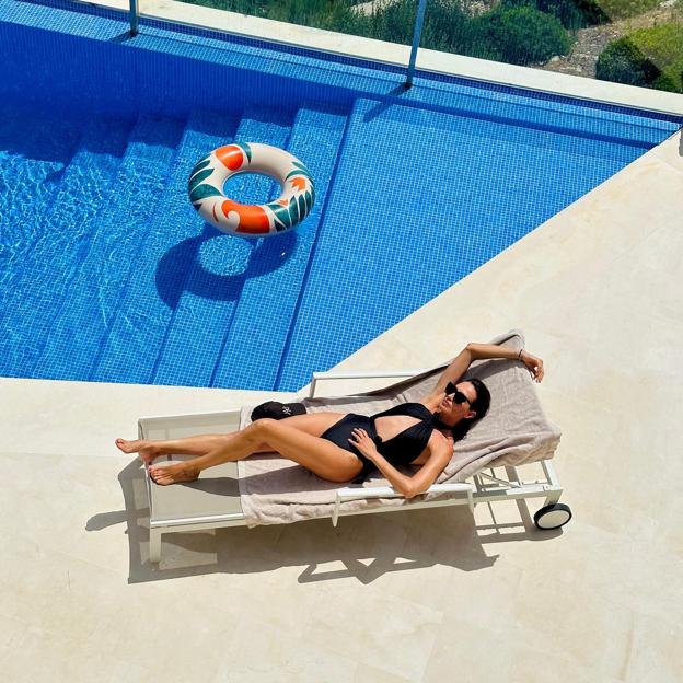 Nieves Álvarez en la piscina.