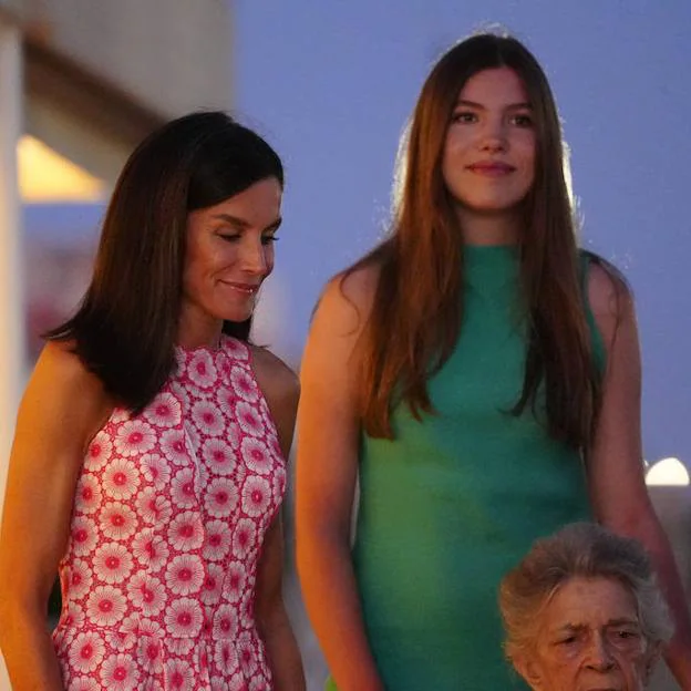 La infanta Sofía se pone el vestido verde de Zara de la reina Letizia para salir a cenar en Mallorca