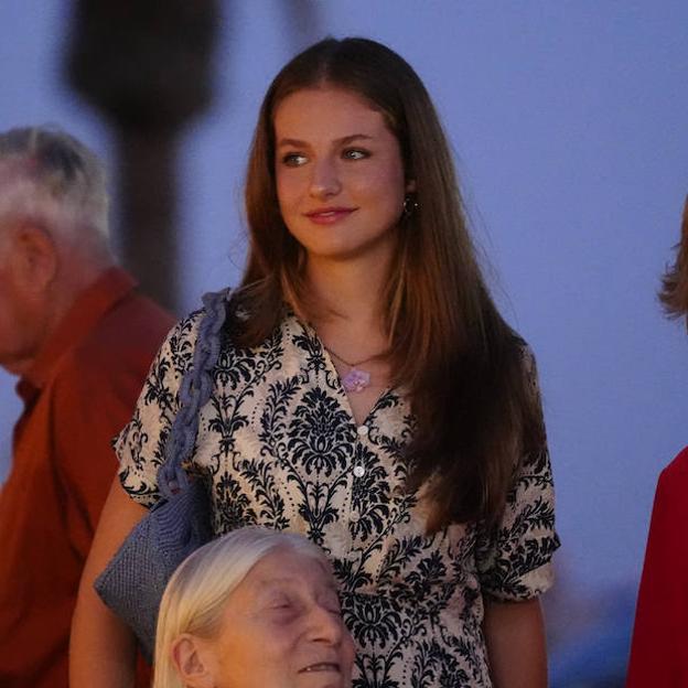 La princesa Leonor reaparece en Mallorca con su look más adulto: vestido camisero, bolso shopper y un collar muy especial