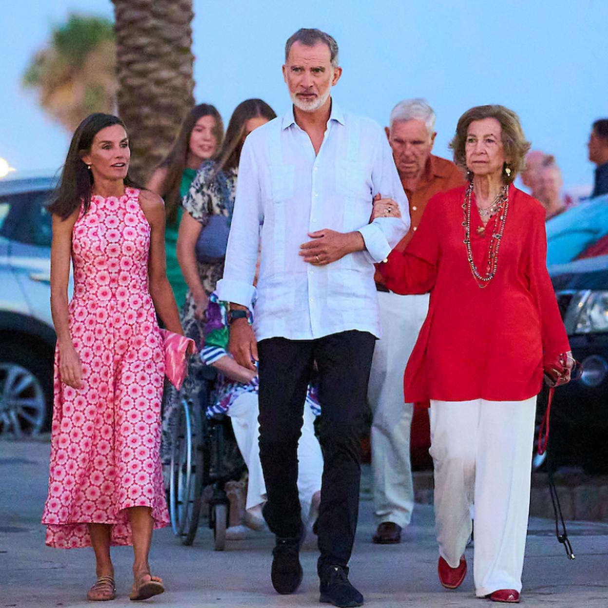 La familia real, a su llegada a las inmediaciones al restaurante Mia de Palma de Mallorca, con el rey Felipe abriendo la comitiva. /LIMITED PICTURES