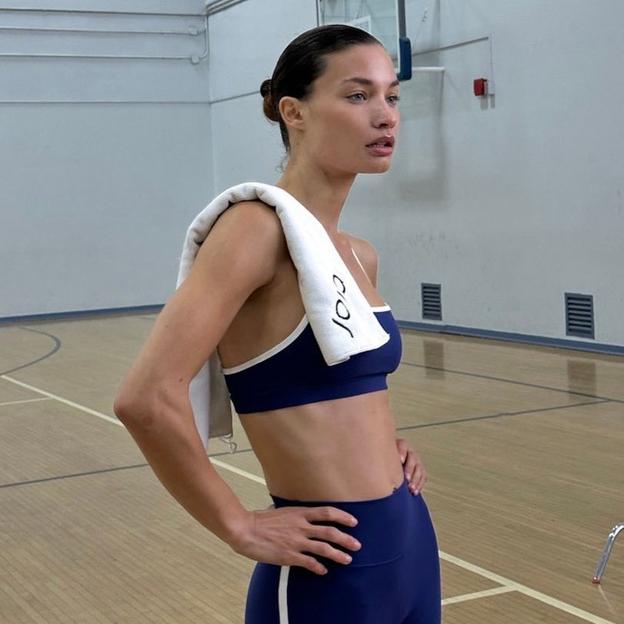 Mujer con ropa deportiva. 