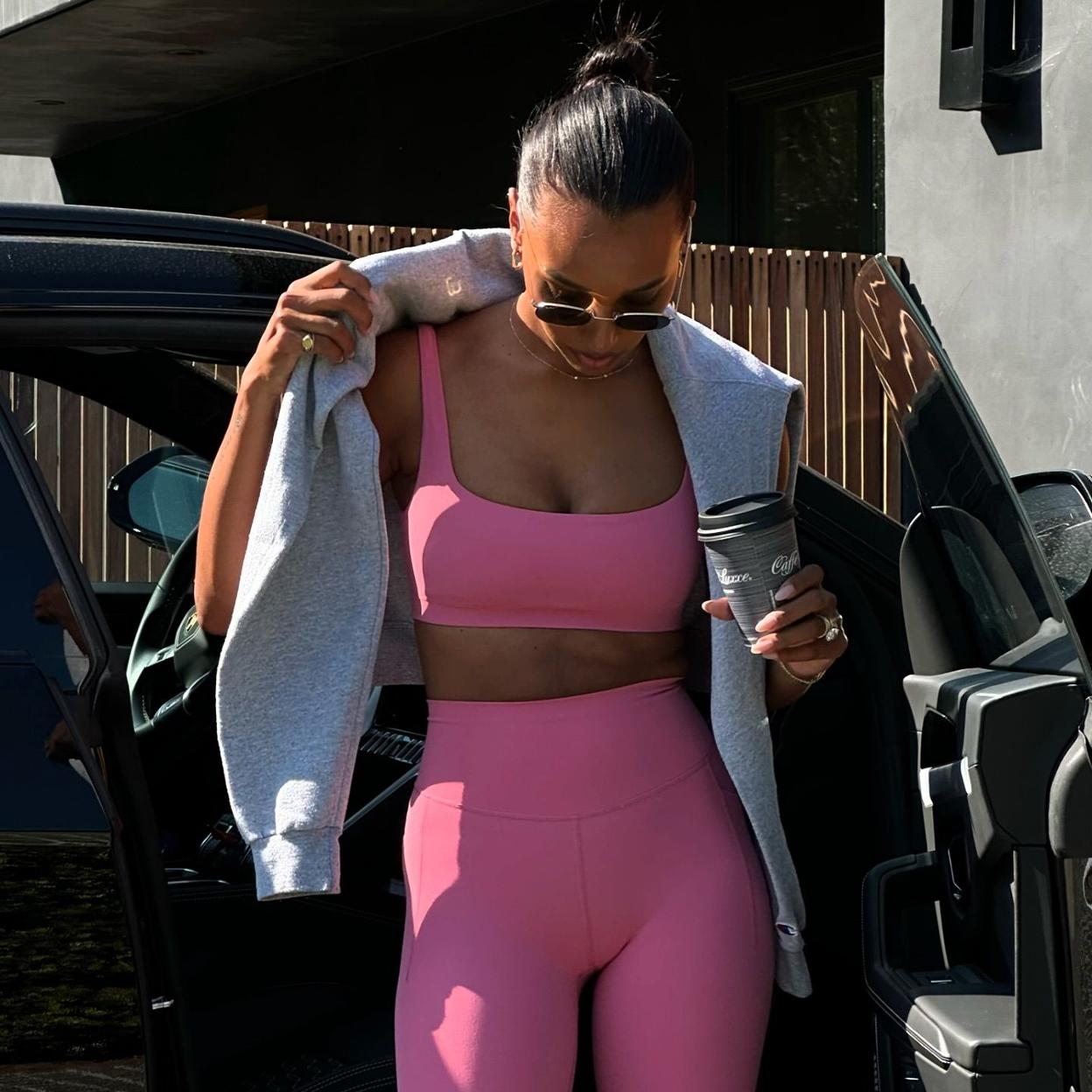 Mujer con ropa deportiva rosa. /instagram @joja