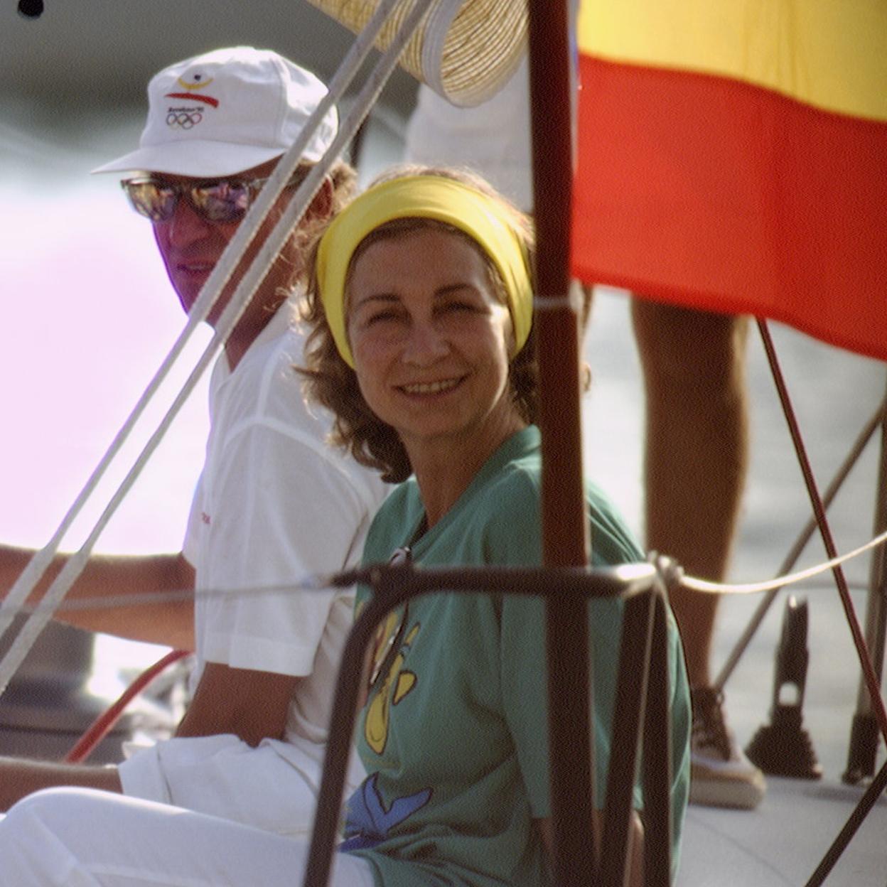 La reina Sofía en los años 90, cuando aún salía en barco con el rey Juan Carlos durante sus vacaciones en Palma de Mallorca. /GETTY IMAGES