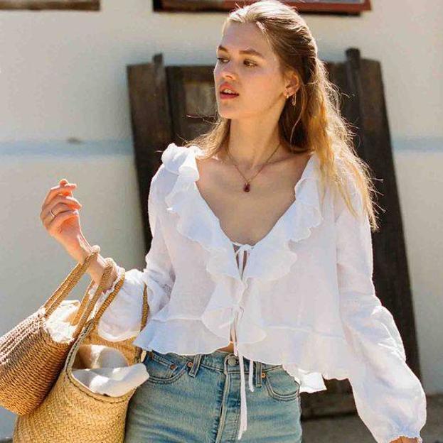 Estas blusas de volantes tan favorecedoras son la tendencia que hará estilosos tus looks con vaqueros