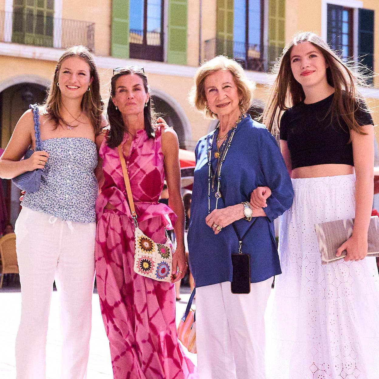 Letizia, Leonor y las dos Sofías posaron en la plaza Mayor de Palma de Mallorca, a pleno sol. /LIMITED PICTURES