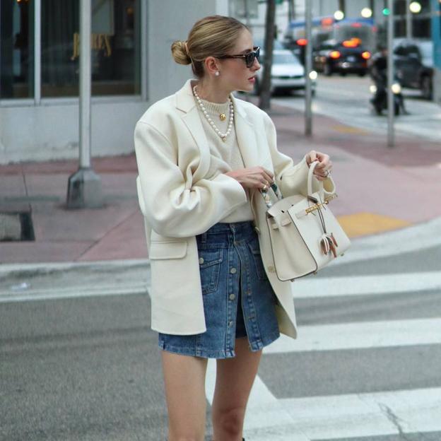 Bolsos elegantes y prácticos que llevan las francesas en sus looks diarios para la vuelta a la rutina