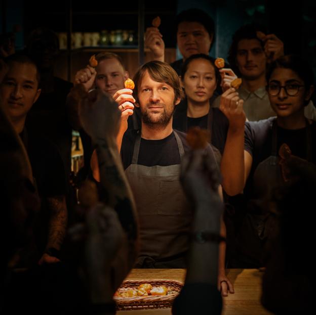 René Redzepi en una imagen promocional de la miniserie documental Ingredientes para la vida.