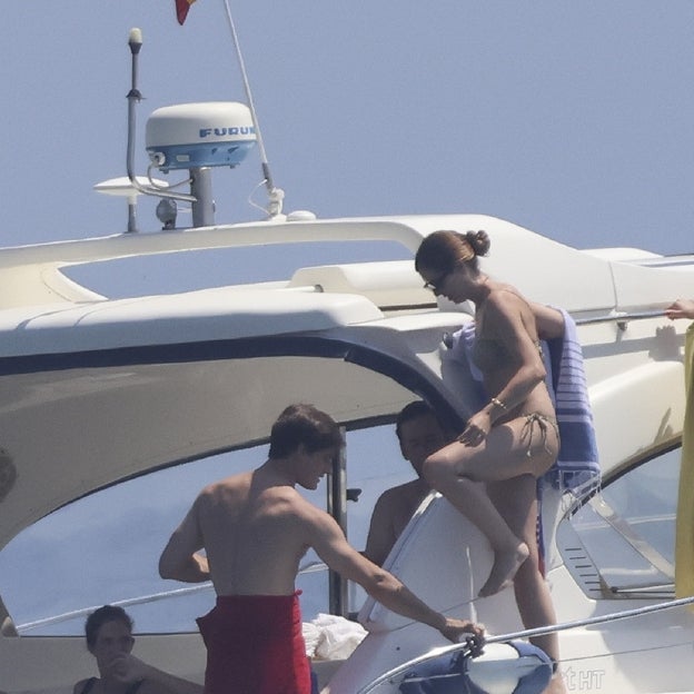 Carlos Fitz-James Stuart y Belén Corsini en su barco. 