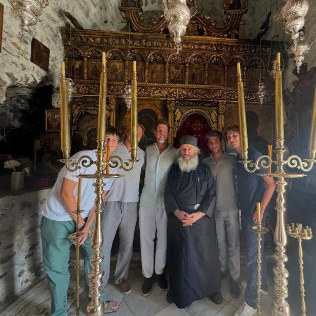 La familia real griega en el monasterio de Panagia Hozoviotissa. 