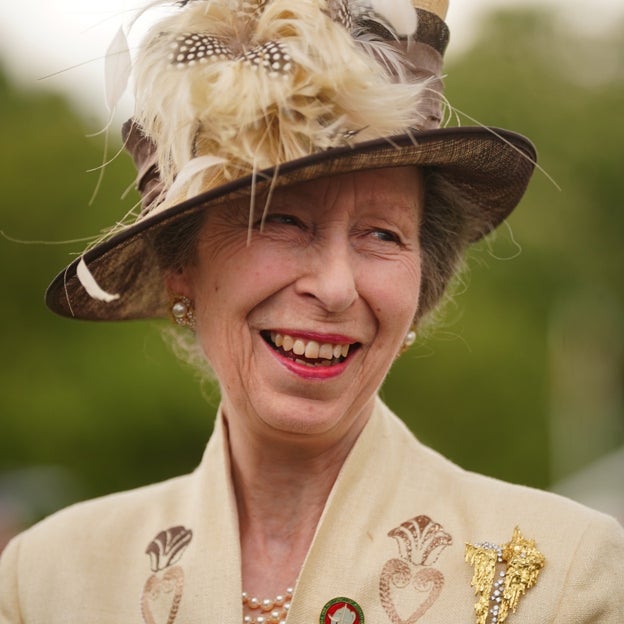 La princesa Ana de Inglaterra adora los trajes con chaqueta y las joyas de perlas.