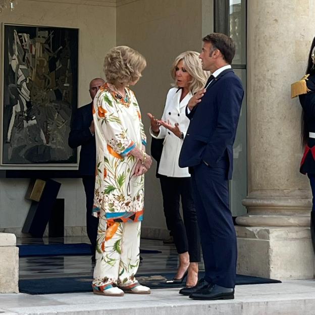 La reina Sofía saludando a Emmanuel y Brigitte Macron.