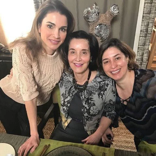 La reina Rania junto a su madre y su hermana en una imagen de sus redes. 