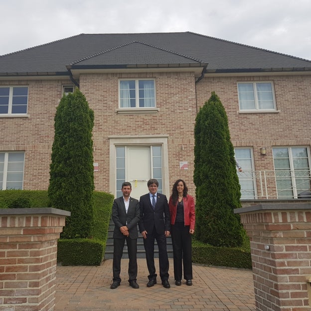 Puigdemont, en el exterior de su residencia. L