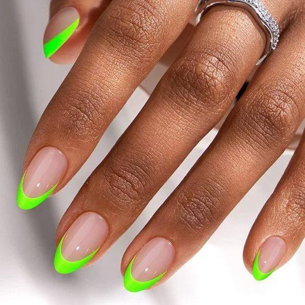 Uñas verde flubber estilo manicura francesa