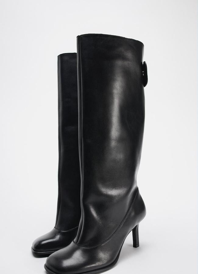 Botas altas con tacón de Zara.