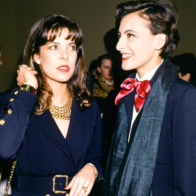 La fascinante vida de Inès de la Fressange, la mejor amiga de Carolina de Mónaco que perdió a su marido de forma trágica y definió la elegancia de las francesas