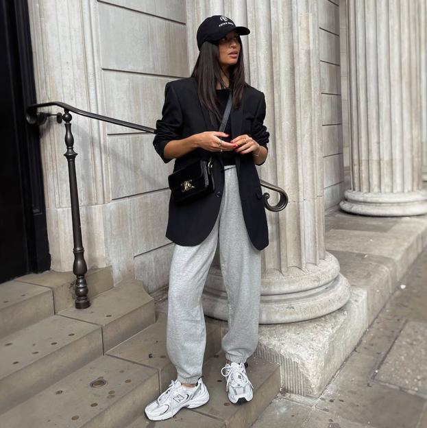 Influencer con pantalones jogger