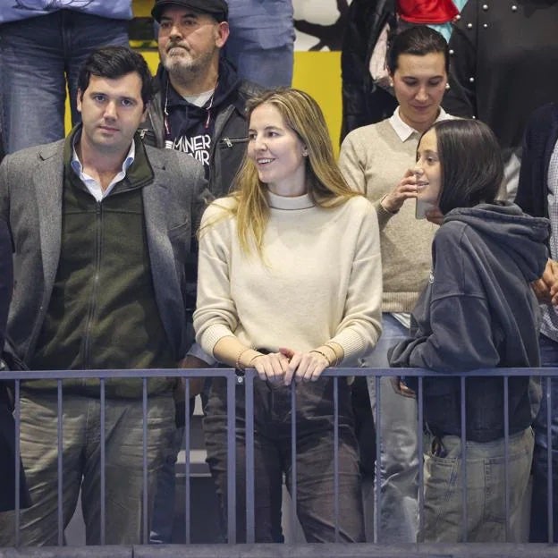 Los futuros novios, en el balonmano junto a Victoria Federica. 