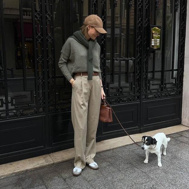 Influencer con pantalón chino