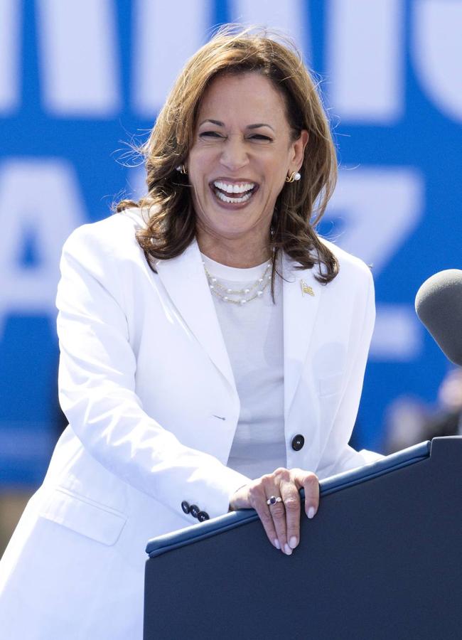 Kamala Harris con un traje blanco. / GTRES