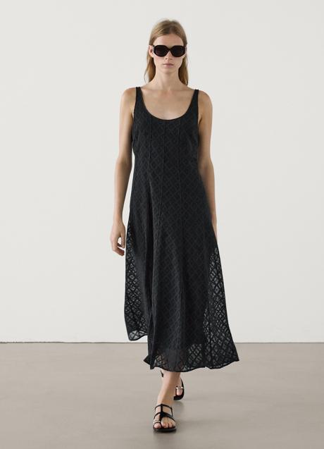 Vestido negro de Massimo Dutti (129 euros)