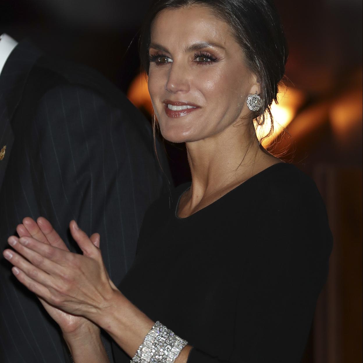 La reina Letizia con las pulseras gemelas/GTRES