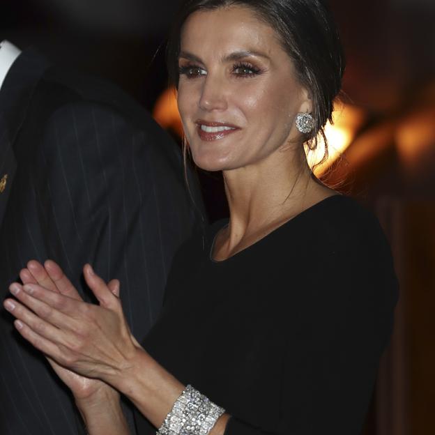 La reina Letizia con las pulseras gemelas