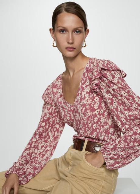 Blusa con estampado de flores de Mango (22,99 euros)