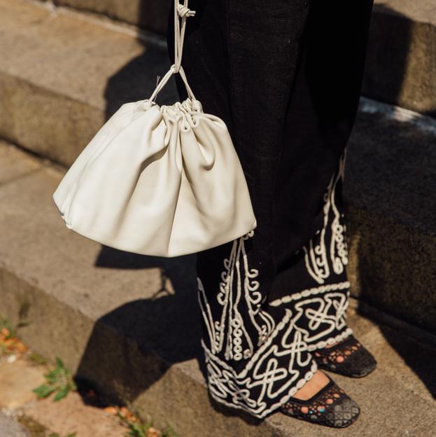 Bolso blanco de street style.