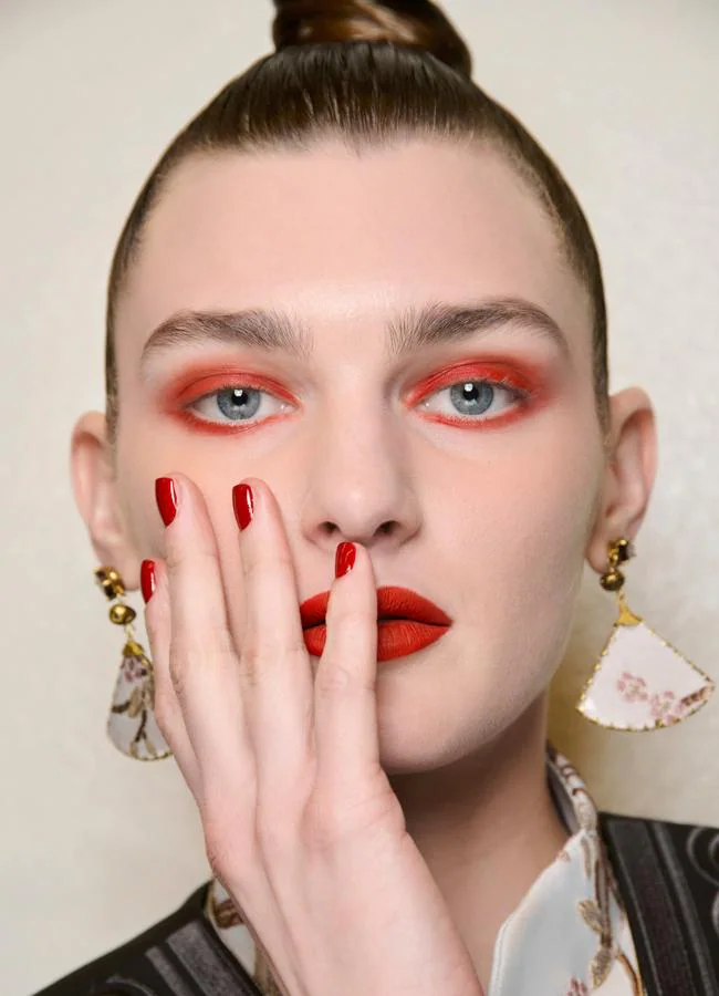 Una manicura en color rojo. Foto: Launchmetrics spotlight.