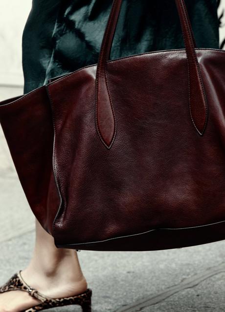 Bolso de piel de Massimo Dutti (299 euros)