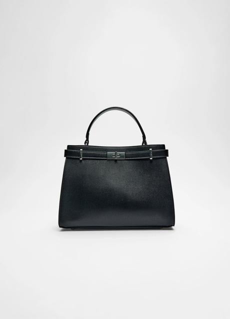 Bolso negro de Stradivarius (22,99 euros)