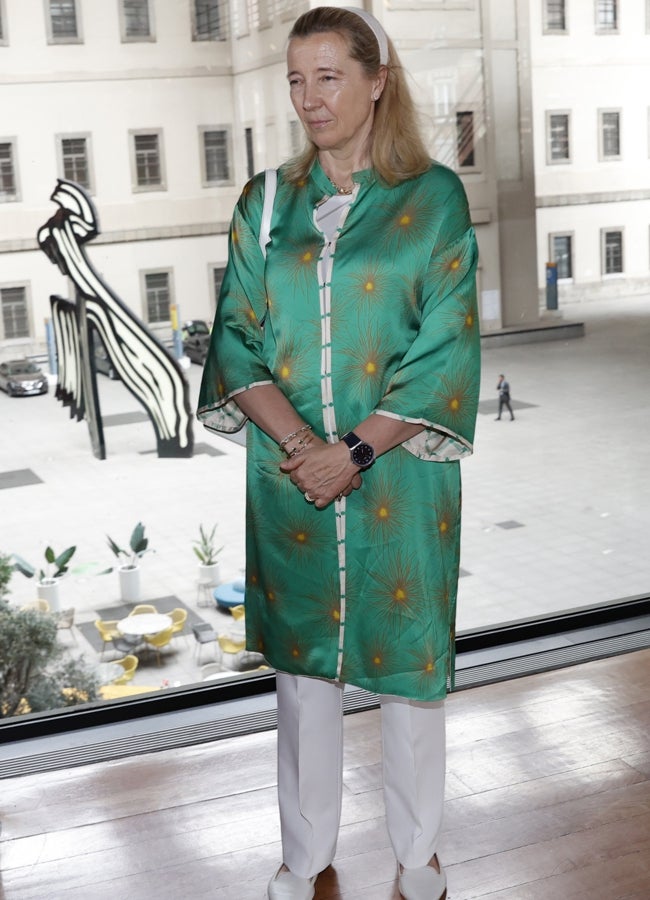 Cristina de Borbón-Dos Sicilias, con look de caftán y pantalón blanco recto. Gtres.